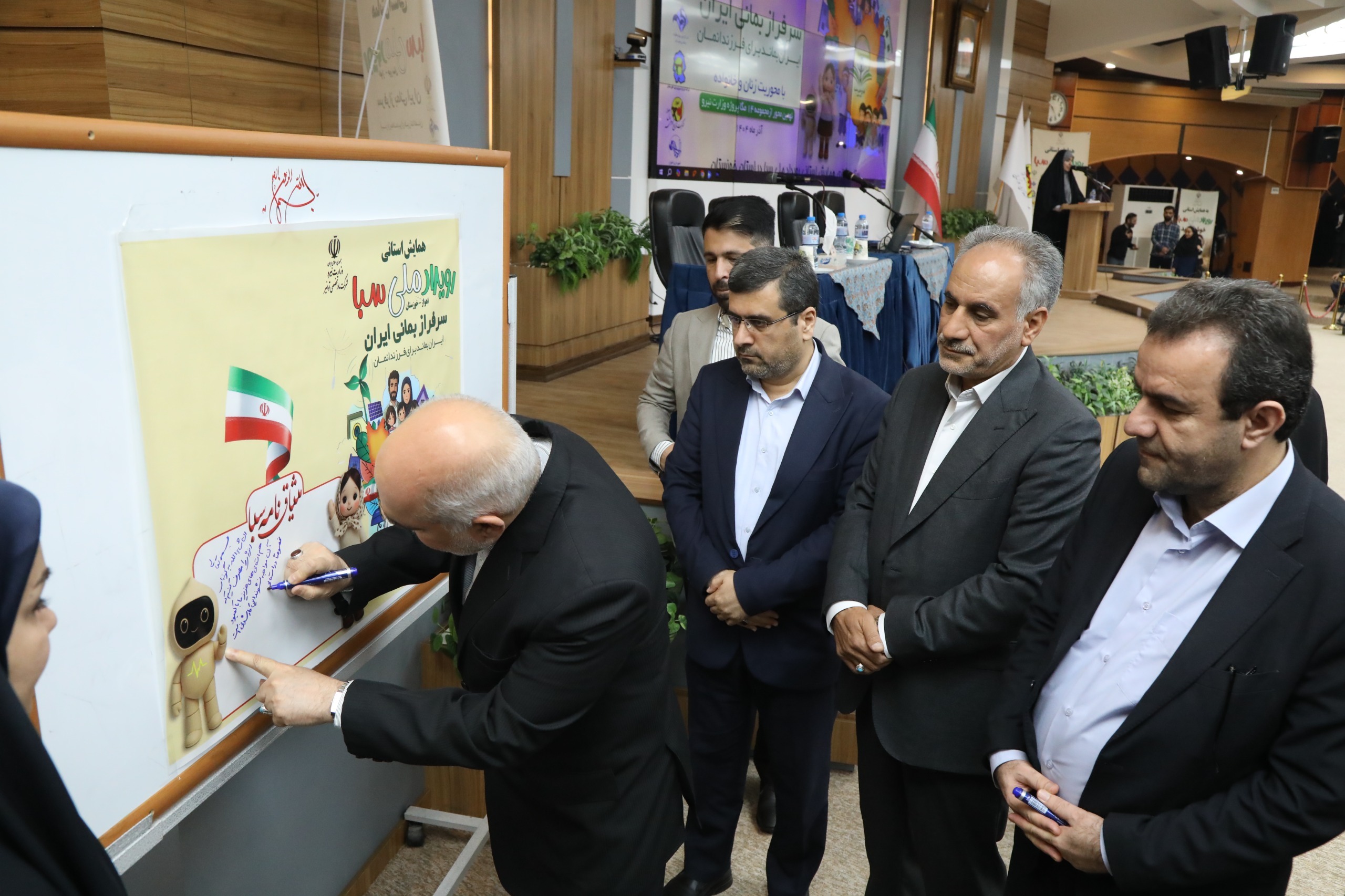 توافق برای احداث ۷۰ نیروگاه خورشیدی سه مگا واتی در خوزستان / بانوان پیشگامان فرهنگ‌سازی مصرف انرژی در استان هستند