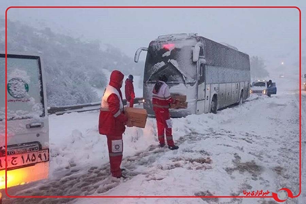 یک دستگاه اتوبوس در برف و کولاک محور تکاب – شاهیندژ گرفتار شد