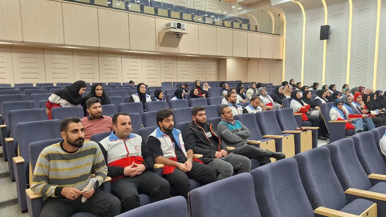 جوانان هلال احمر با مهارتهای 10 گانه زندگی آشنا شدند