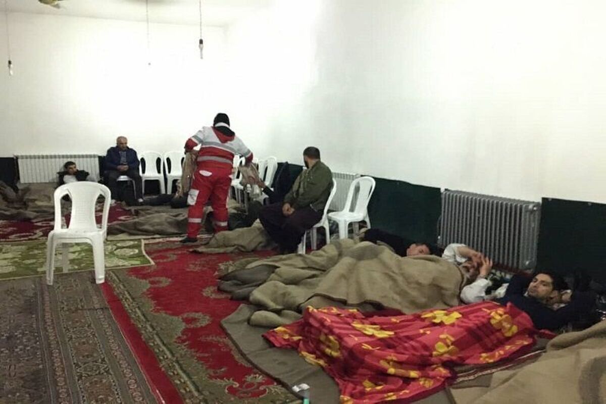 اسکان مسافران گرفتار در برف توسط هلال احمر کردستان