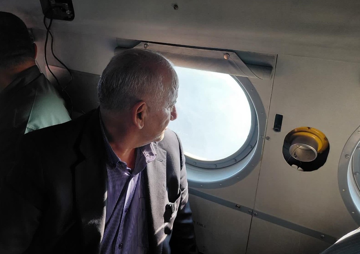 بازدید هوایی استاندار مازندران از عملیات اطفای حریق جنگل‌های مرزن‌آباد