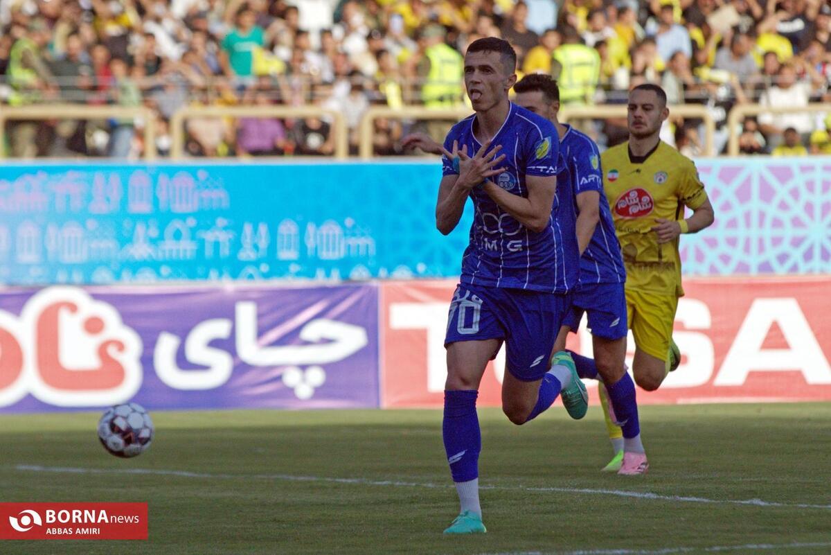 ستاره استقلال در باشگاه حضور پیدا کرد