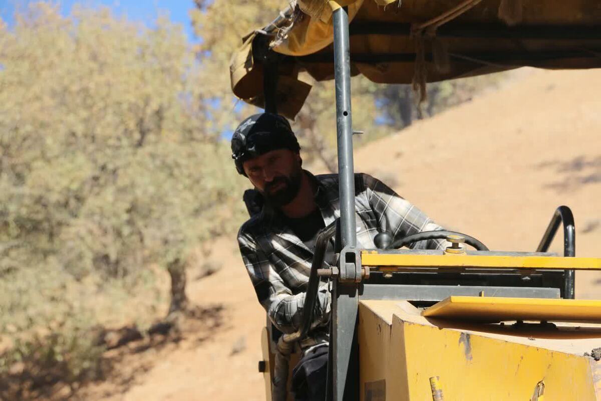 آغاز عملیات روکش آسفالت محور شلیل – لندی در بخش میانکوه شهرستان اردل