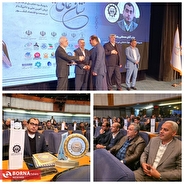 نشان عالی مدیر سال و تاثیرگذار در صنعت در دستان دکتر رهگذر