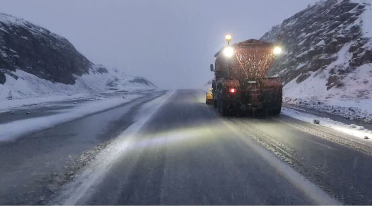 برفروبی ۲۷۸۰ کیلومتر باند در جاده‌های لرستان 
‌