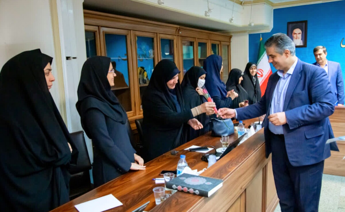 تجلیل استاندار مرکزی از بانوان شاغل در استانداری به مناسبت روز زن