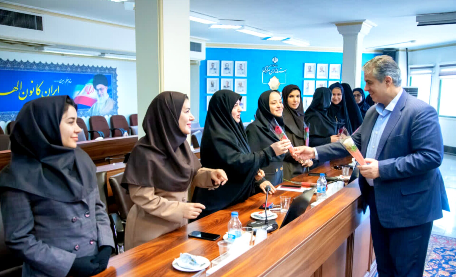 تجلیل استاندار مرکزی از بانوان شاغل در استانداری به مناسبت روز زن