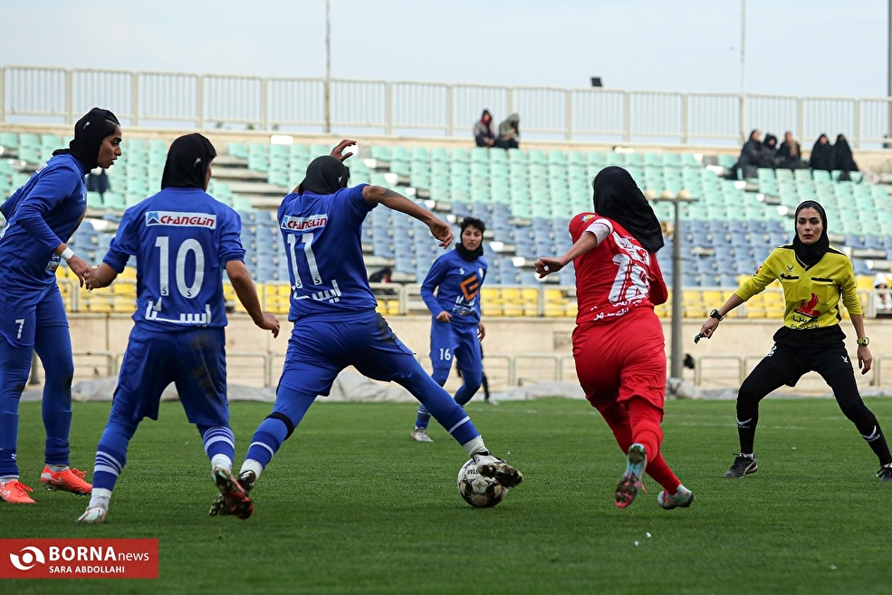 دیدار تیم های فوتبال دختران پرسپولیس - ایستا