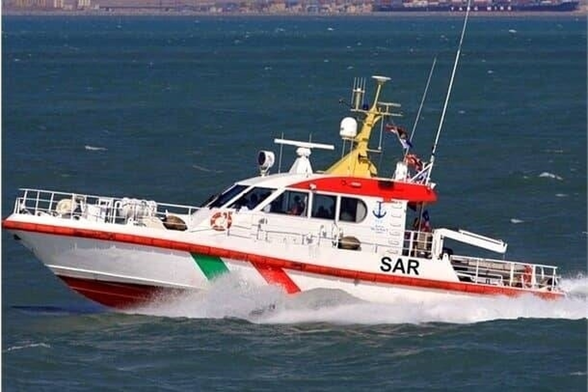 نجات پنج خدمه لنج باری در مسیر دبی به لاور ساحلی