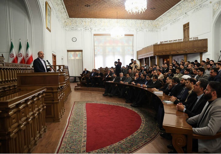 قالیباف: بیش از هر چیزی در کشور از موضوع حکمرانی آسیب میبینیم قالیباف: بیش از هر چیزی در کشور از موضوع حکمرانی آسیب میبینیم