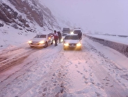 یخبندان و برف سنگین در محورهای کردستان/ هلال‌احمر ۱۰۰ نفر را امدادرسانی کرد  