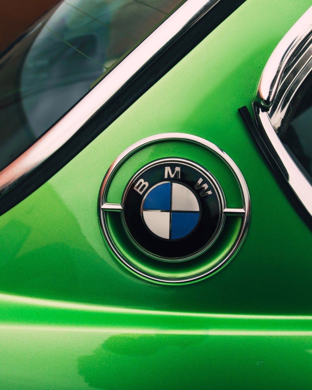 تصویری از نمای خارجی کوپه اسپرت ب‌ام‌و E9 3.0 CSL (BMW E9 3.0 CSL) به رنگ روشن و جذاب؛ این تصویر نمادی از میراث و تاریخچه ب‌ام‌و کلاسیک است و نشان می‌دهد که این مدل خاص چقدر در میان طرفداران این برند محبوب و ارزشمند است.