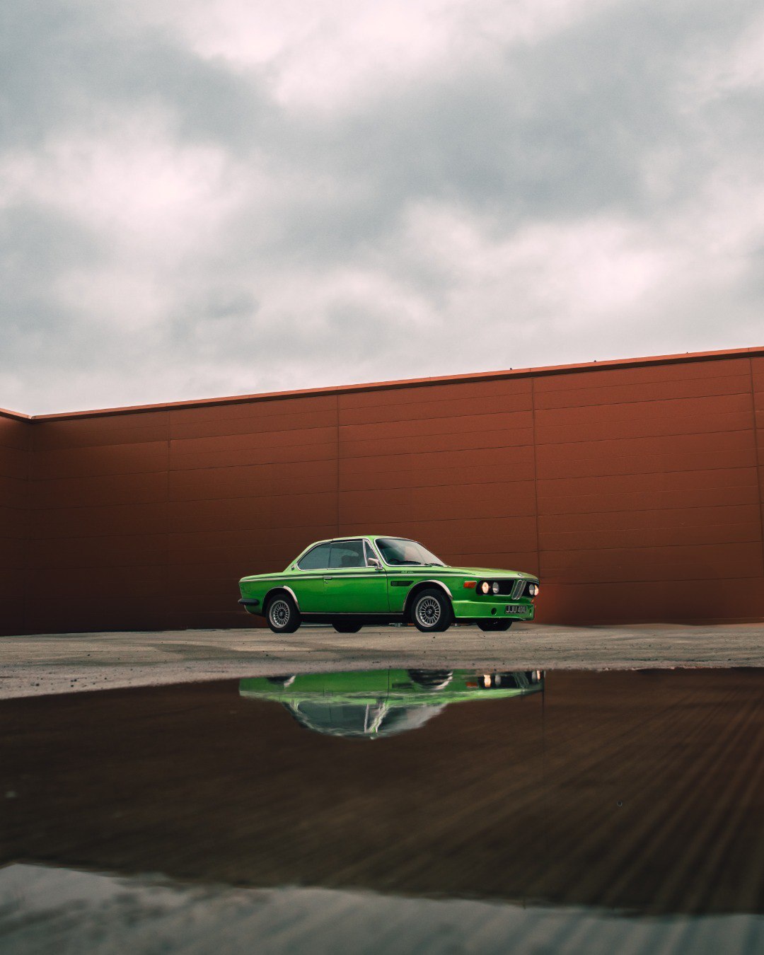 تصویری از نمای خارجی کوپه اسپرت ب‌ام‌و E9 3.0 CSL (BMW E9 3.0 CSL) به رنگ روشن و جذاب؛ این تصویر نمادی از میراث و تاریخچه ب‌ام‌و کلاسیک است و نشان می‌دهد که این مدل خاص چقدر در میان طرفداران این برند محبوب و ارزشمند است.