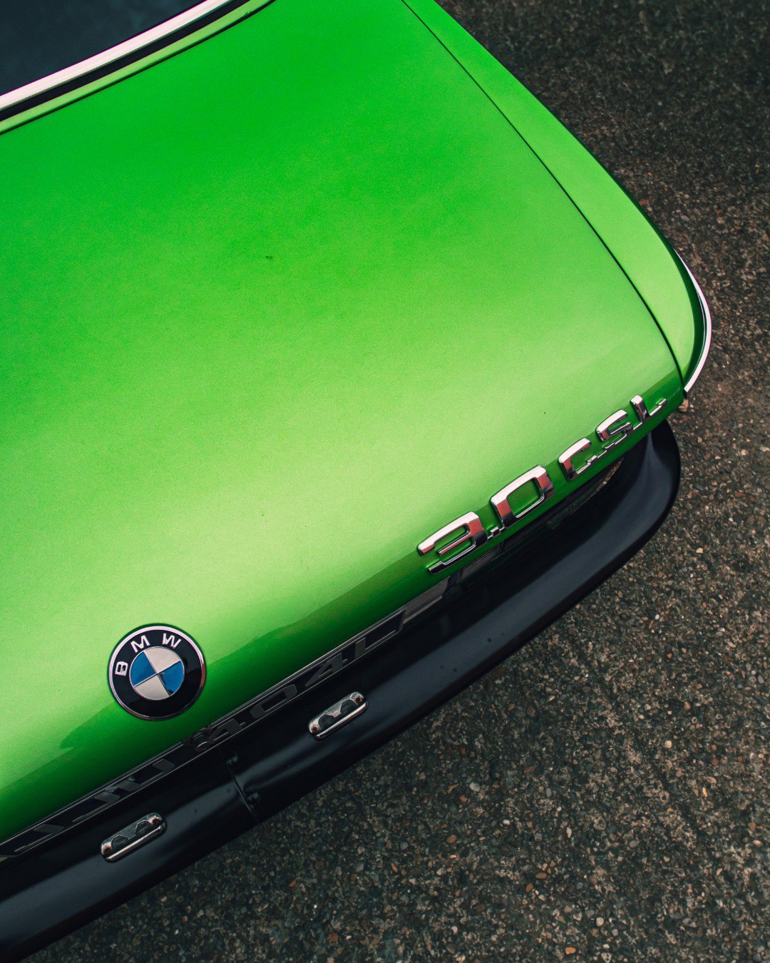 تصویری از نمای خارجی کوپه اسپرت ب‌ام‌و E9 3.0 CSL (BMW E9 3.0 CSL) به رنگ روشن و جذاب؛ این تصویر نمادی از میراث و تاریخچه ب‌ام‌و کلاسیک است و نشان می‌دهد که این مدل خاص چقدر در میان طرفداران این برند محبوب و ارزشمند است.