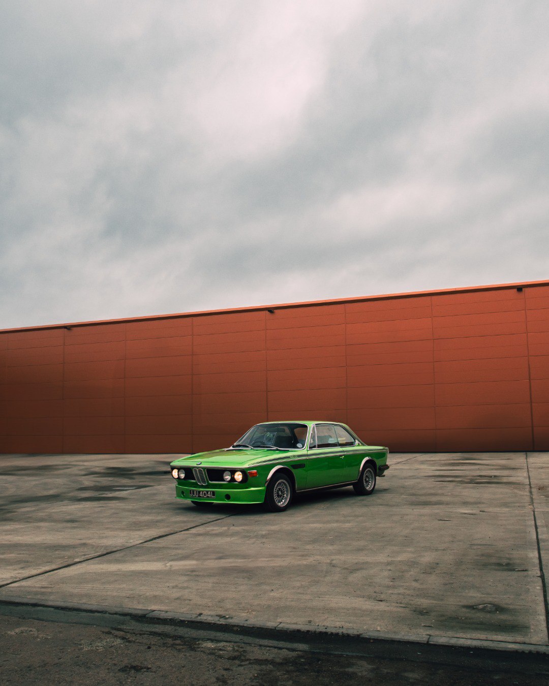 تصویری از نمای خارجی کوپه اسپرت ب‌ام‌و E9 3.0 CSL (BMW E9 3.0 CSL) به رنگ روشن و جذاب؛ این تصویر نمادی از میراث و تاریخچه ب‌ام‌و کلاسیک است و نشان می‌دهد که این مدل خاص چقدر در میان طرفداران این برند محبوب و ارزشمند است.