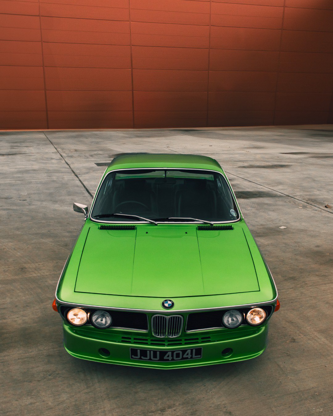 تصویری از نمای خارجی کوپه اسپرت ب‌ام‌و E9 3.0 CSL (BMW E9 3.0 CSL) به رنگ روشن و جذاب؛ این تصویر نمادی از میراث و تاریخچه ب‌ام‌و کلاسیک است و نشان می‌دهد که این مدل خاص چقدر در میان طرفداران این برند محبوب و ارزشمند است.