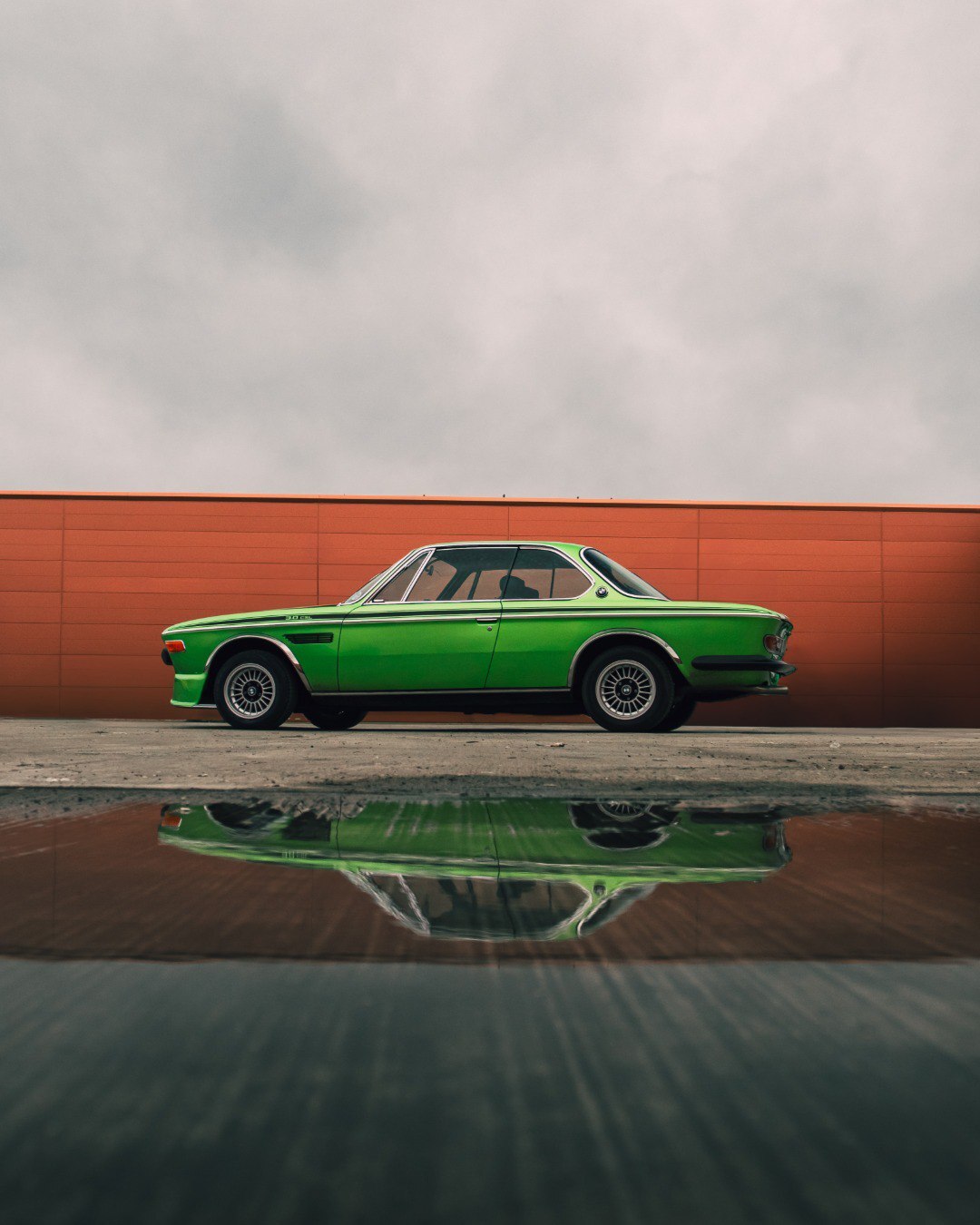 تصویری از نمای خارجی کوپه اسپرت ب‌ام‌و E9 3.0 CSL (BMW E9 3.0 CSL) به رنگ روشن و جذاب؛ این تصویر نمادی از میراث و تاریخچه ب‌ام‌و کلاسیک است و نشان می‌دهد که این مدل خاص چقدر در میان طرفداران این برند محبوب و ارزشمند است.