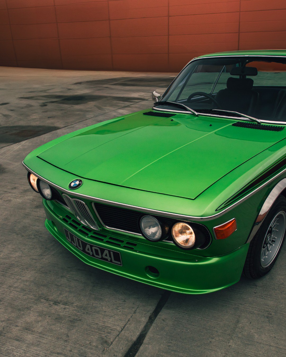 تصویری از نمای خارجی کوپه اسپرت ب‌ام‌و E9 3.0 CSL (BMW E9 3.0 CSL) به رنگ روشن و جذاب؛ این تصویر نمادی از میراث و تاریخچه ب‌ام‌و کلاسیک است و نشان می‌دهد که این مدل خاص چقدر در میان طرفداران این برند محبوب و ارزشمند است.