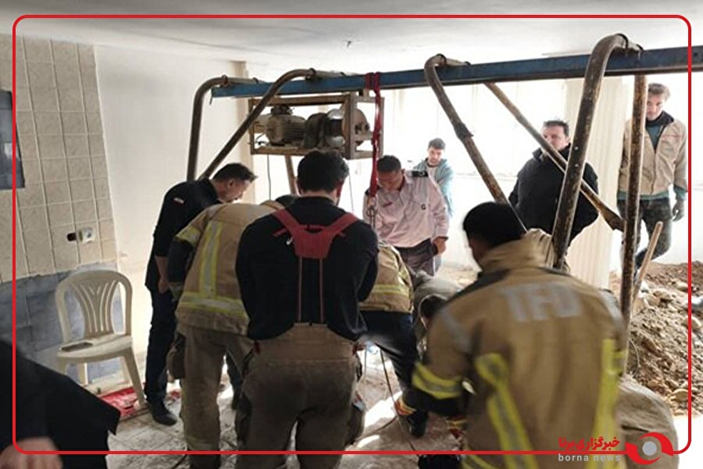 گرفتار شدن دو کارگر در چاه ۲۵ متری در بلوار آفریقا تهران