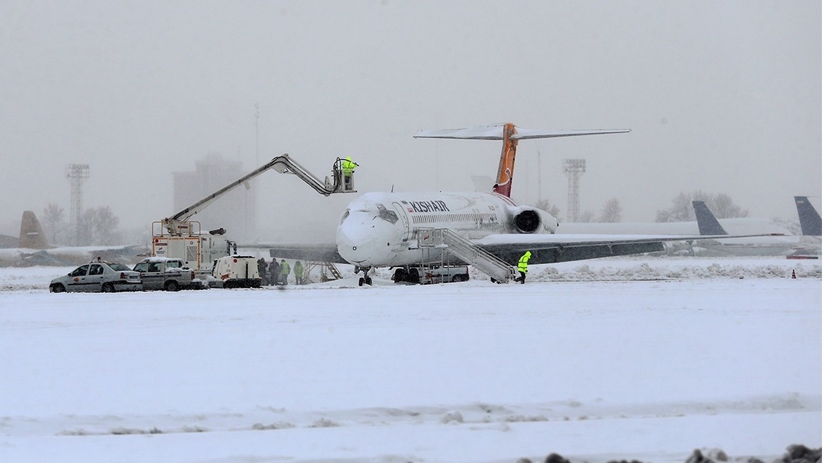 بارش برف پروازهای فرودگاه همدان را لغو کرد