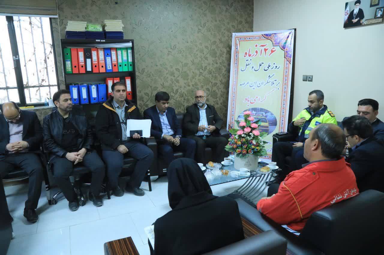 رانندگان و فعالان حملونقل در آبیک تجلیل شدند رانندگان و فعالان حملونقل در آبیک تجلیل شدند