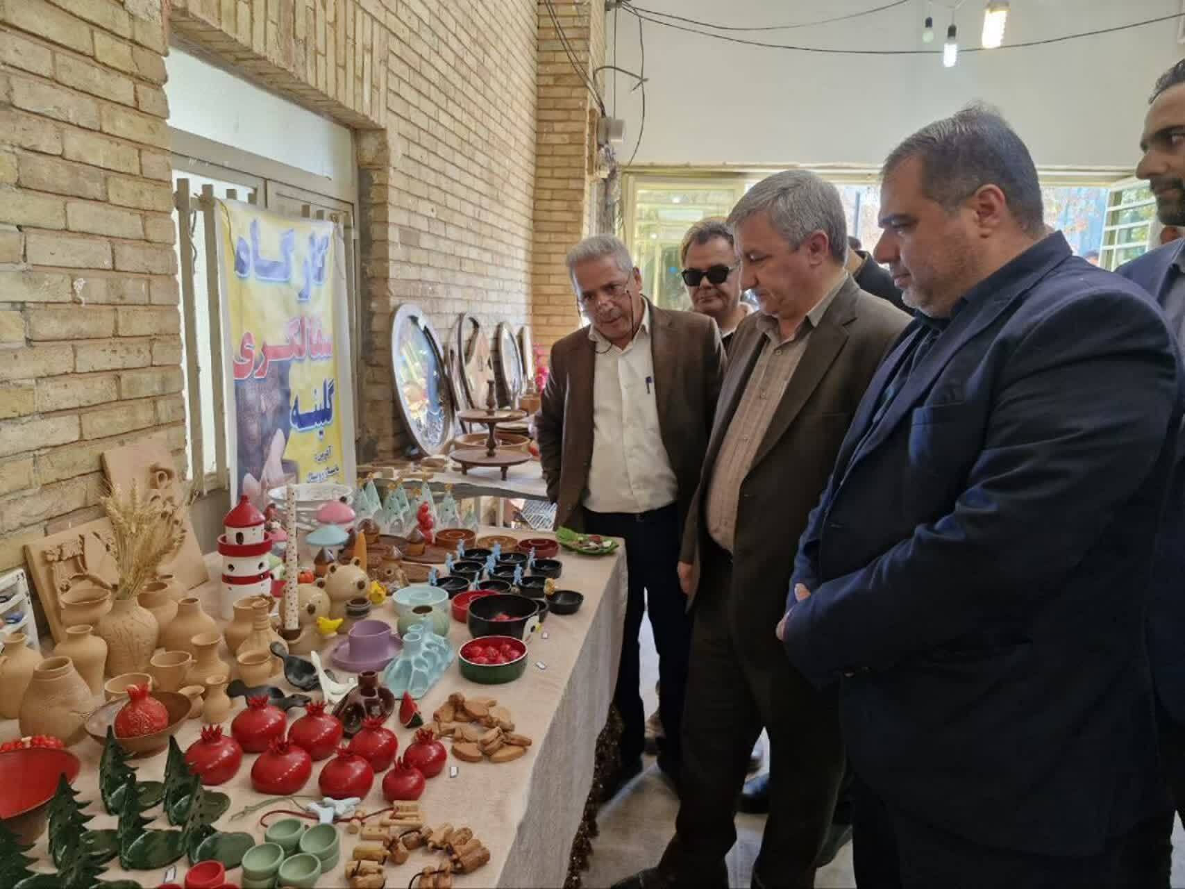 افتتاح نمایشگاه یلدایی صنایع دستی در تاکستان افتتاح نمایشگاه یلدایی صنایع دستی در تاکستان