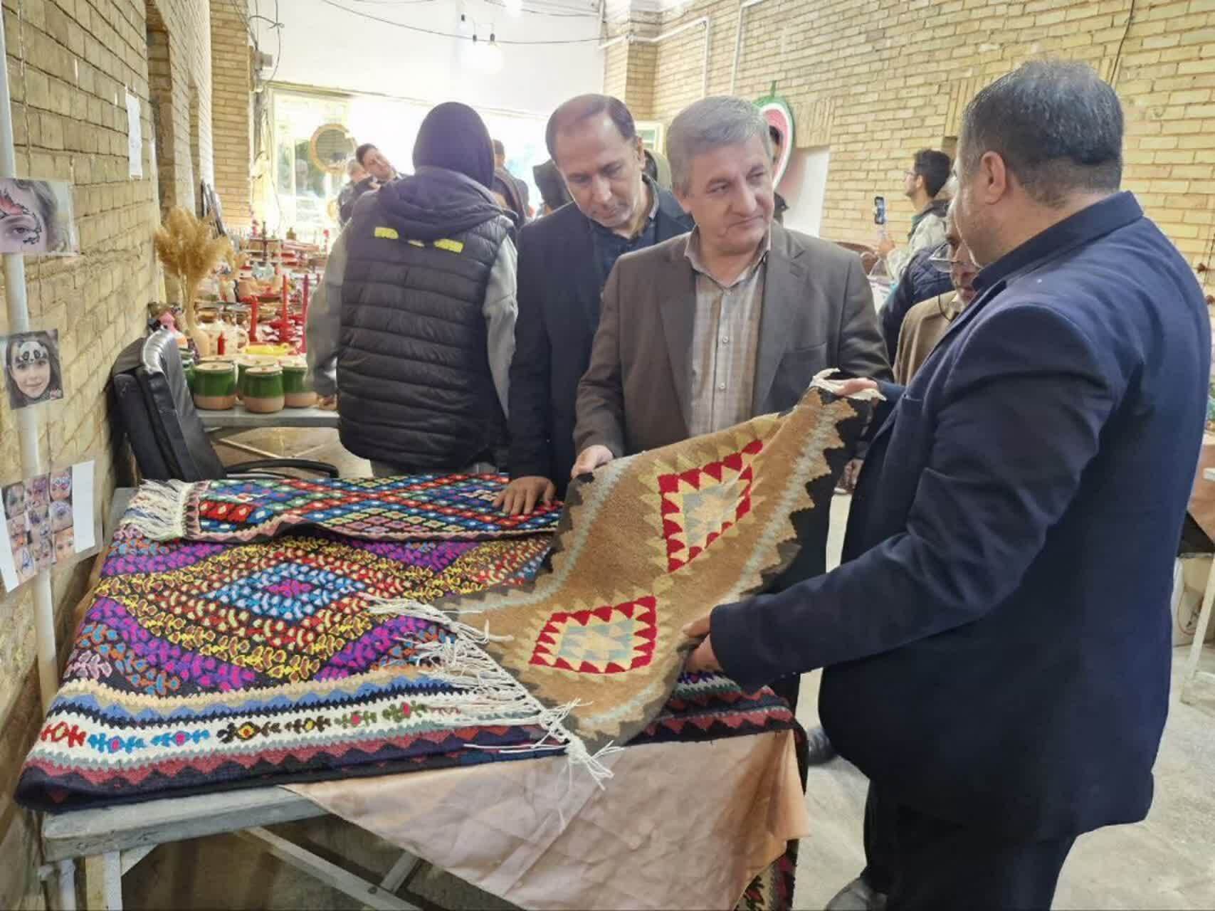 افتتاح نمایشگاه یلدایی صنایع دستی در تاکستان افتتاح نمایشگاه یلدایی صنایع دستی در تاکستان