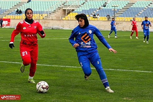 دیدار تیم های فوتبال دختران پرسپولیس - ایستا