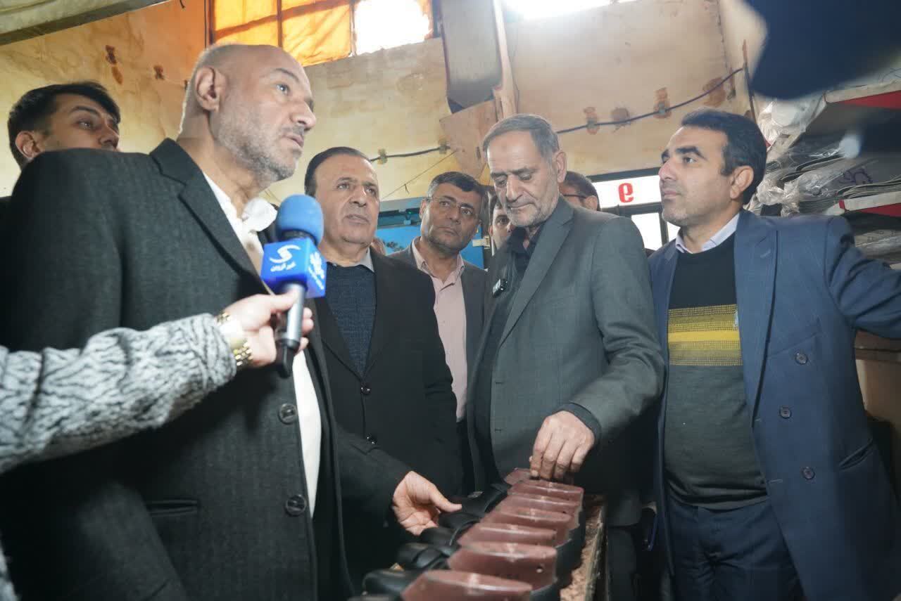وزیر کار از مجموعه کارگاهی کفش دانسفهان بازدید کرد وزیر کار از مجموعه کارگاهی کفش دانسفهان بازدید کرد