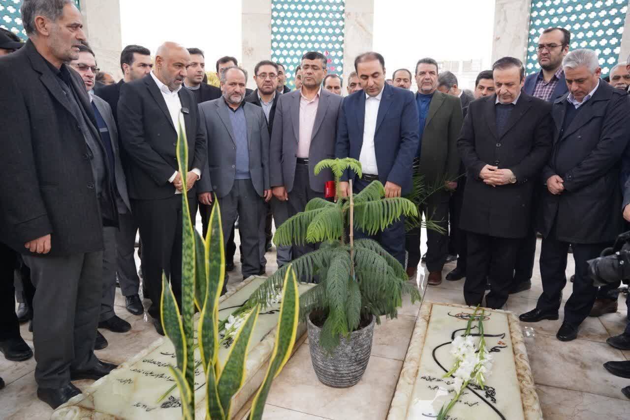 وزیر کار از مجموعه کارگاهی کفش دانسفهان بازدید کرد وزیر کار از مجموعه کارگاهی کفش دانسفهان بازدید کرد