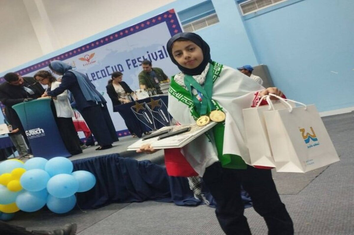 اهدای مدال طلای جهانی رباتیک توسط دانش‌آموز بندرعباسی به رهبر انقلاب