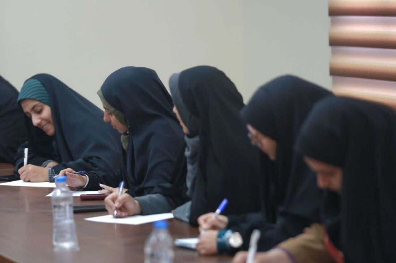 نشست تخصصی «دختران و رسانه» در قم برگزار شد / از مسیر ورود به رسانه تا چالش‌های بانوان خبرنگار