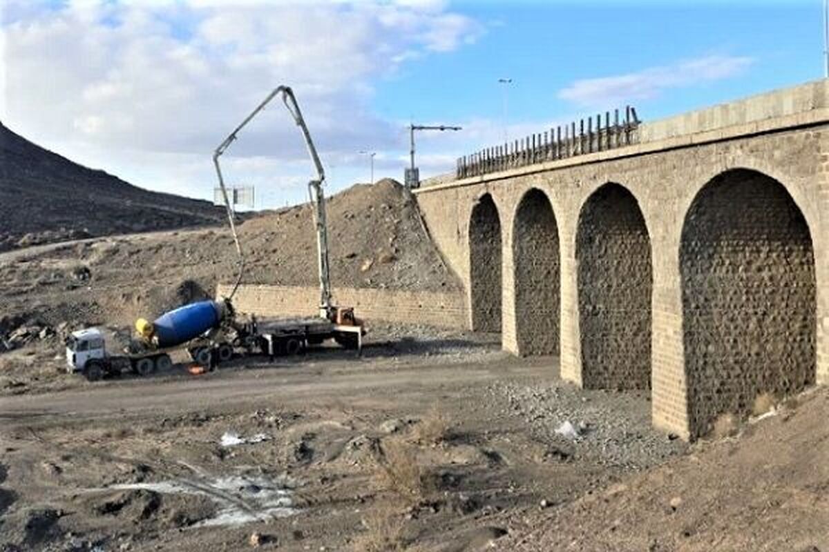 اجرای طرح تعمیر و ارتقای ایمنی حفاظ‌های بتنی پل‌های جاده‌ای قم