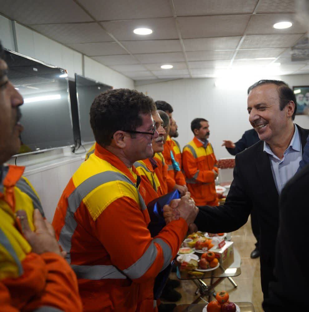  استاندار قزوین یلدا را کنار پاکبانان سپری کرد/ قدردانی از پاکبانان در شب یلدا 