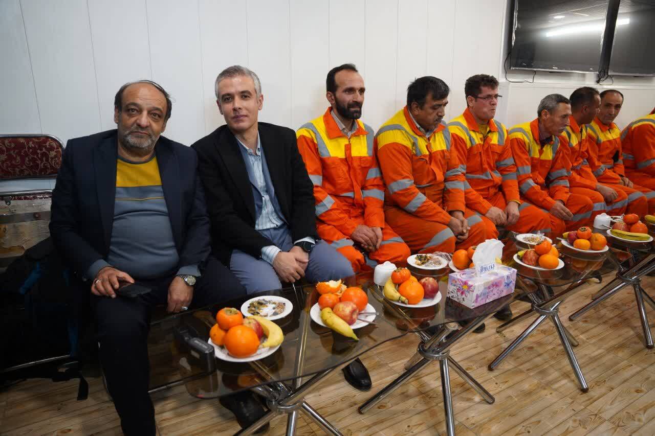  استاندار قزوین یلدا را کنار پاکبانان سپری کرد/ قدردانی از پاکبانان در شب یلدا 