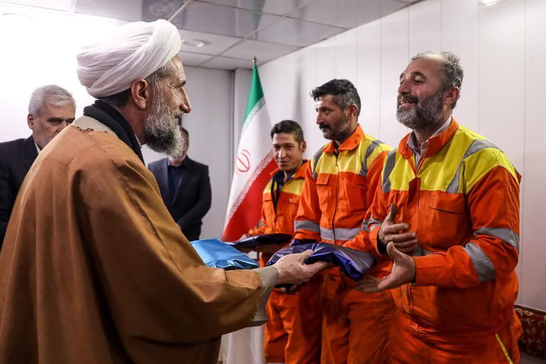  استاندار قزوین یلدا را کنار پاکبانان سپری کرد/ قدردانی از پاکبانان در شب یلدا 