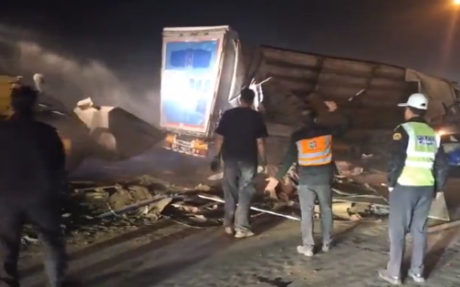 واژگونی تریلی حامل باتری ، آزادراه کرج- قزوین را در هر دو جهت مسدود کرد