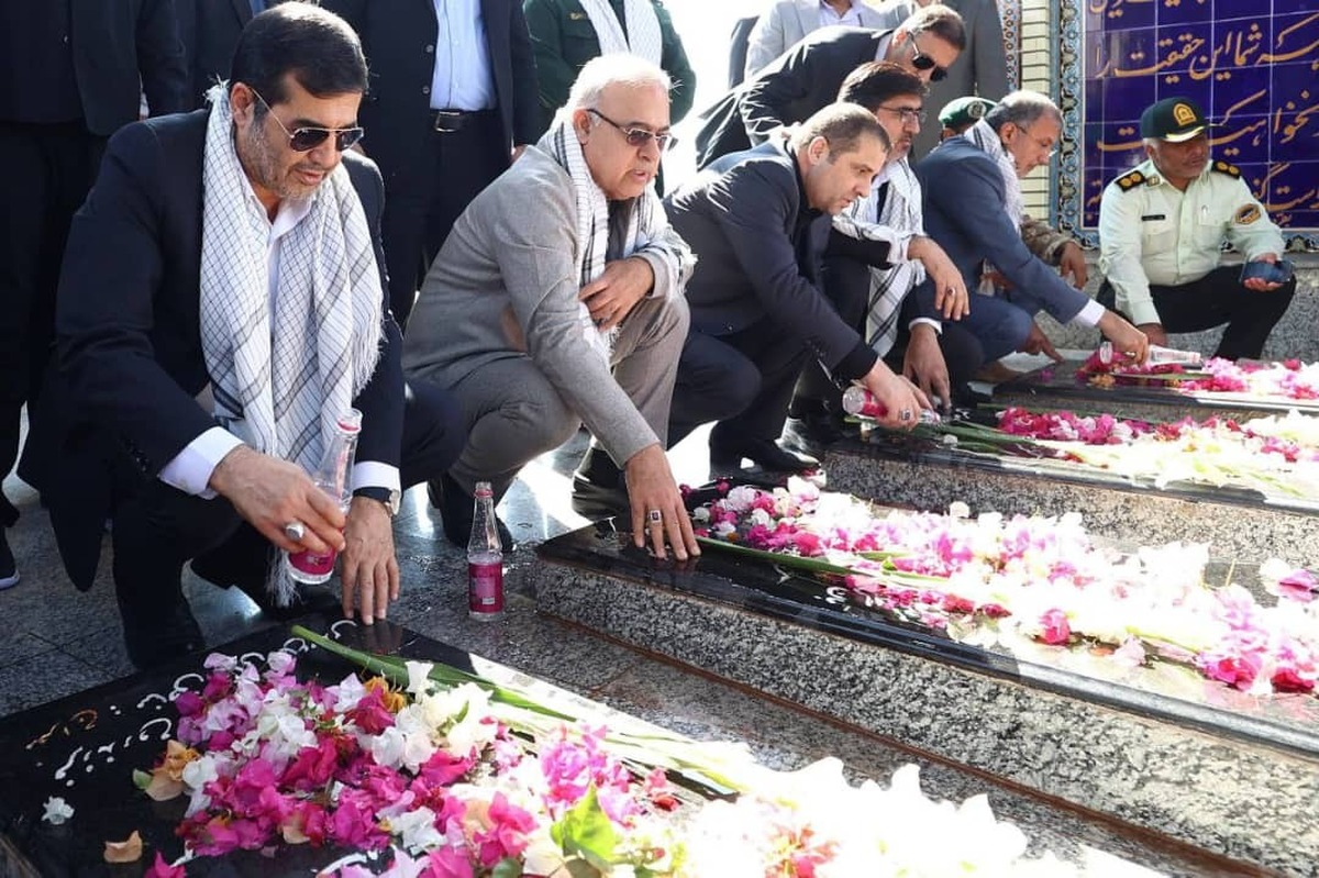 ادای احترام وزیر ورزش و جوانان به شهدای جزیره ابوموسی