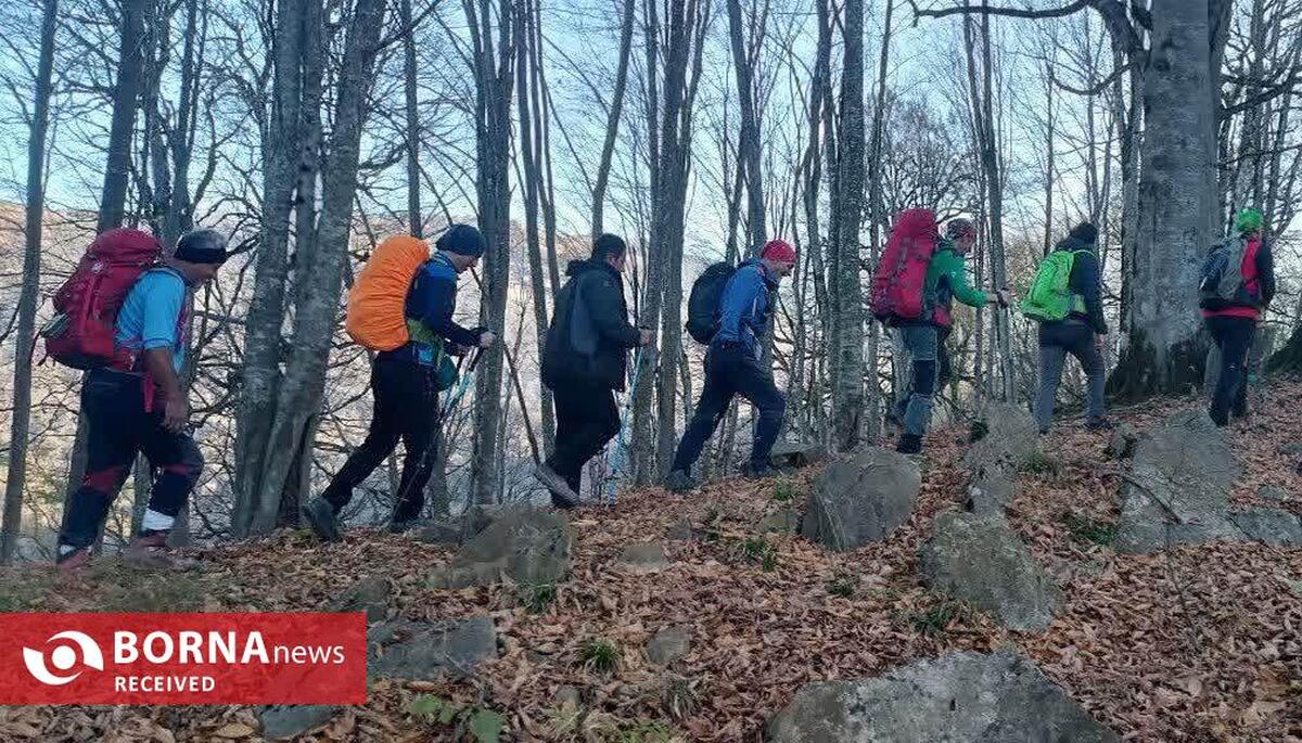 کوهنوردان شهر قدسی در جنگل قله درفک
