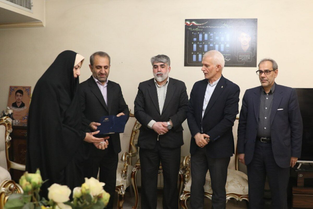 دیدار معاون توسعه ورزش قهرمانی با خانواده  شهید ورزشکار