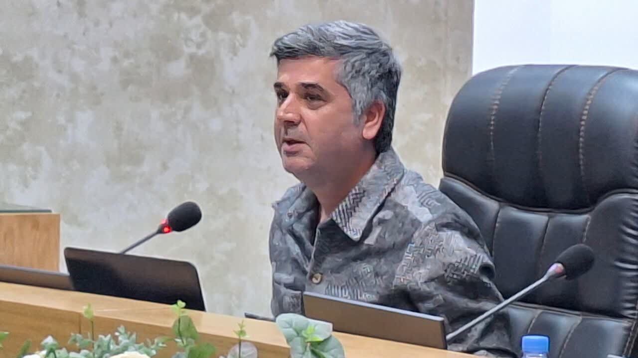 شمس آذر تیم جوان، با انگیزه و آینده داری است 