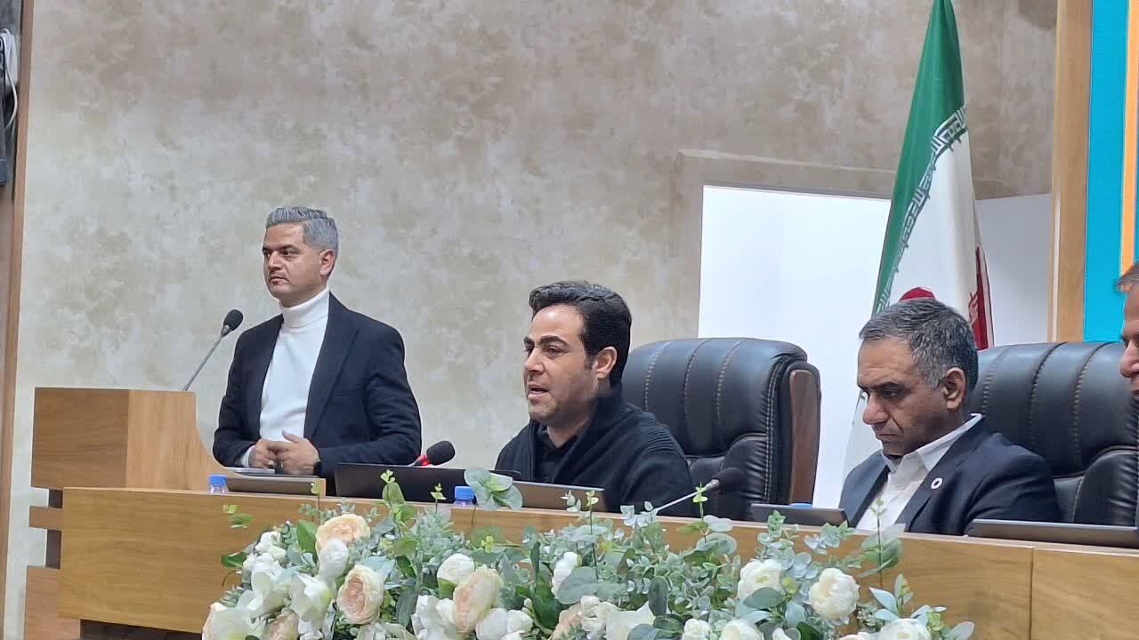 شمس آذر تیم جوان، با انگیزه و آینده داری است 