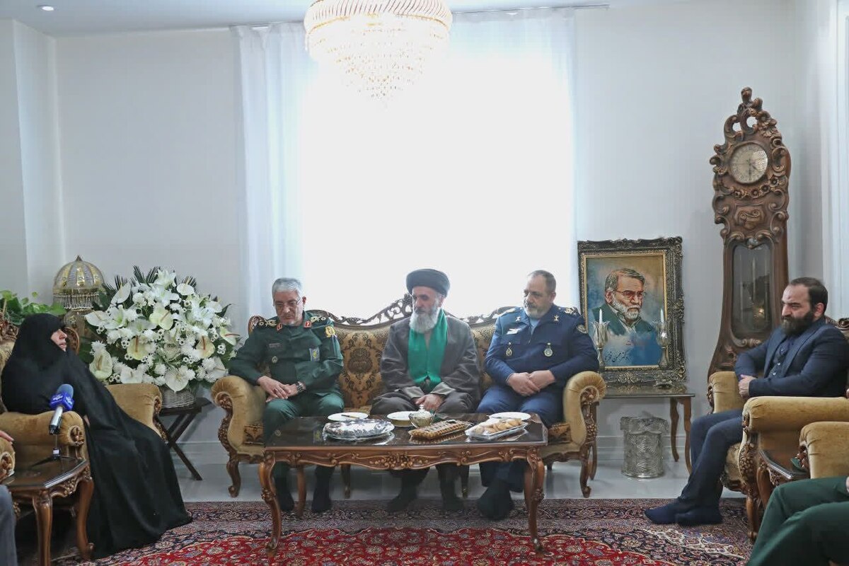 دیدار وزیر دفاع با خانواده شهید فخری زاده