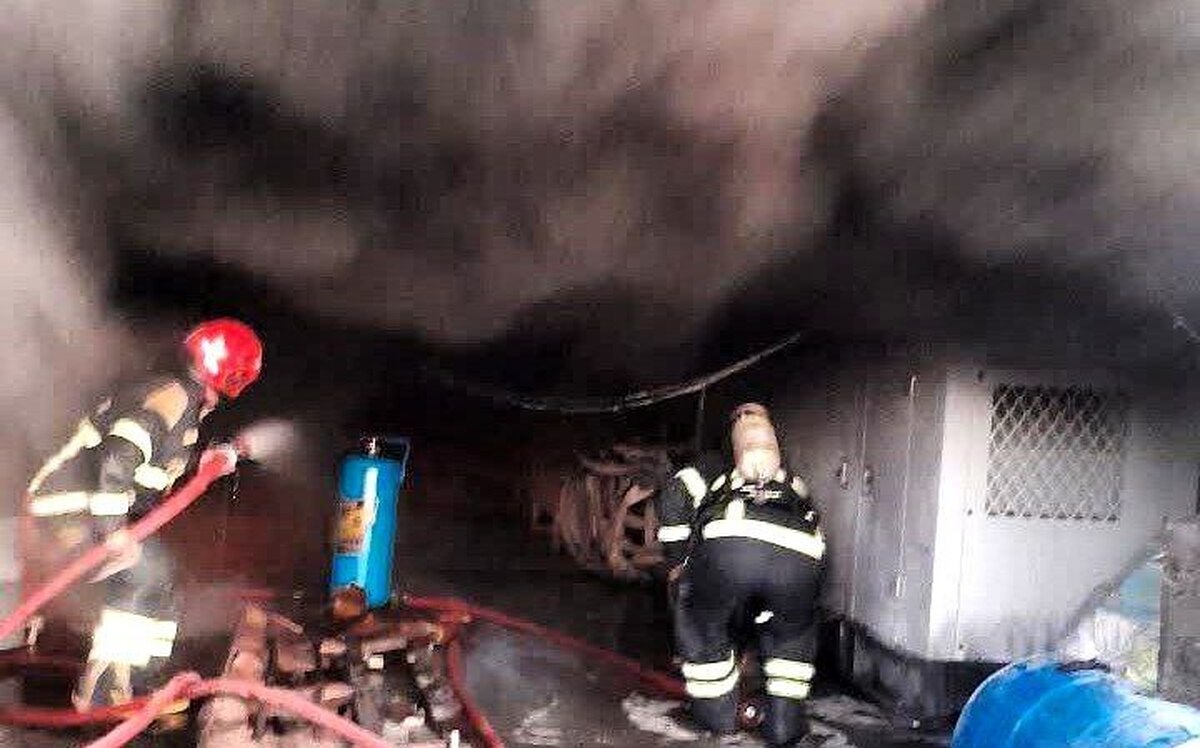 شعله‌های آتش، کارگاه تولید مبل در قلعه میر را در بر گرفت