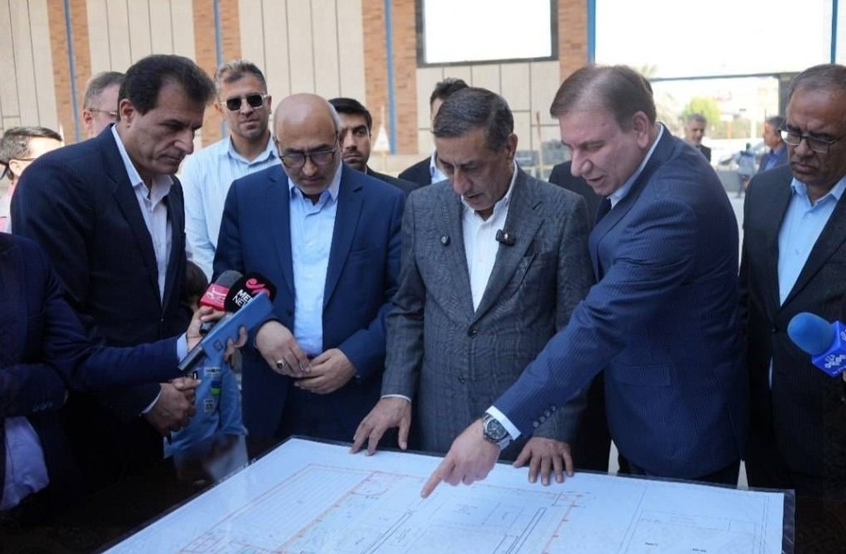 بازدید معاون رئیس‌جمهور از مجموعه ورزشی صلح‌آباد بوشهر