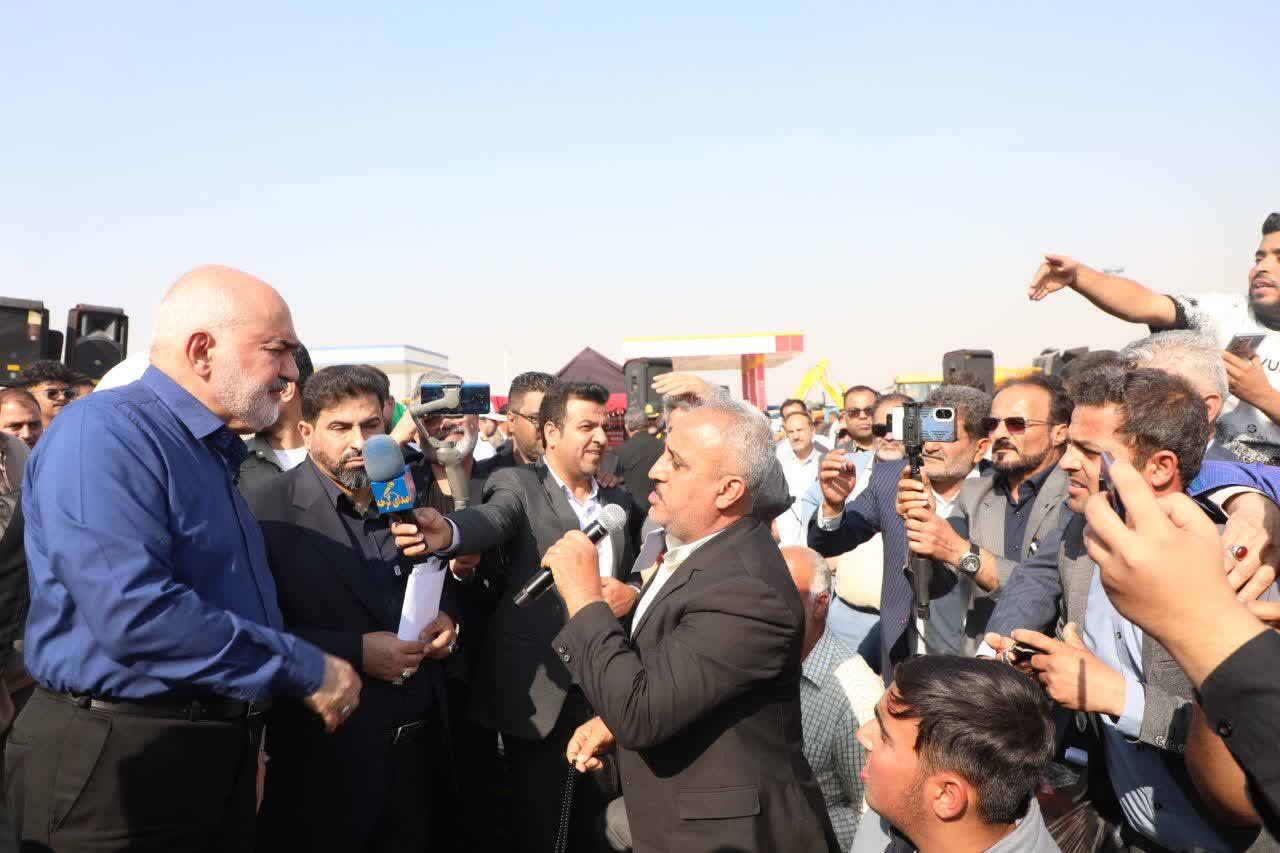 استاندار خوزستان پای صحبت مردم؛ موالی زاده دستور رسیدگی فوری به مشکل های روستای حبائیه را صادر کرد استاندار خوزستان پای صحبت مردم؛ موالی زاده دستور رسیدگی فوری به مشکل های روستای حبائیه را صادر کرد