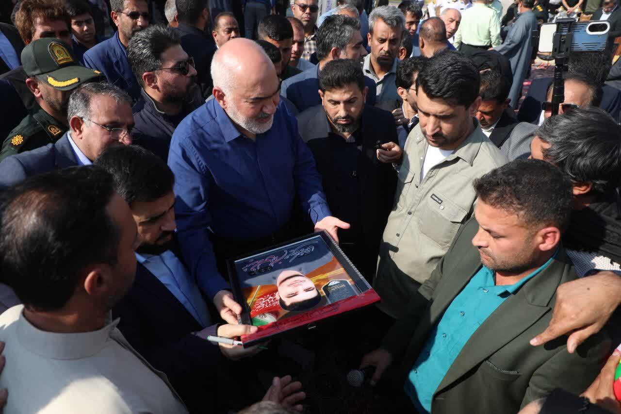 استاندار خوزستان پای صحبت مردم؛ موالی زاده دستور رسیدگی فوری به مشکل های روستای حبائیه را صادر کرد استاندار خوزستان پای صحبت مردم؛ موالی زاده دستور رسیدگی فوری به مشکل های روستای حبائیه را صادر کرد