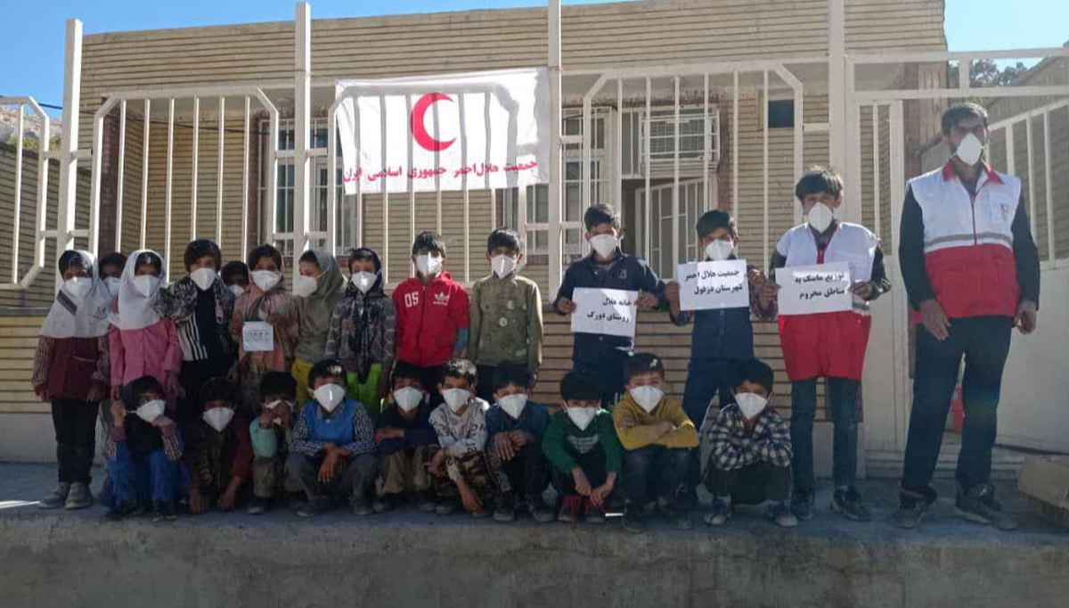 توزیع ماسک در مناطق دوردست خوزستان؛ حمایت جمعیت هلال‌احمر دزفول از سلامت دانش‌آموزان در مقابله با آنفلوانزا