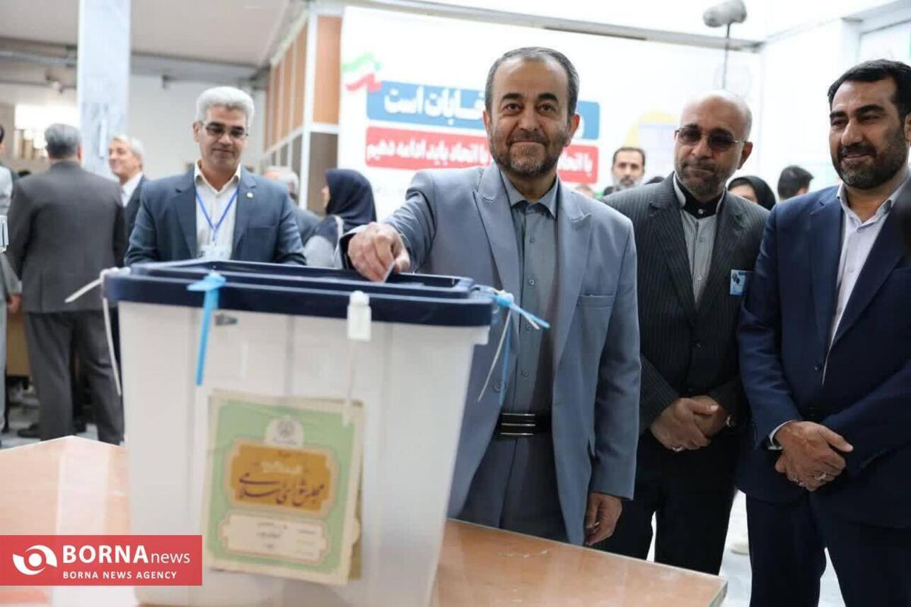 حضور استاندار خراسان جنوبی از شعب اخذ رای مرکز استان