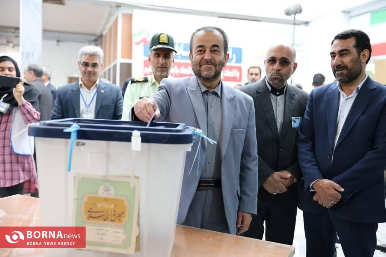 حضور استاندار خراسان جنوبی از شعب اخذ رای مرکز استان